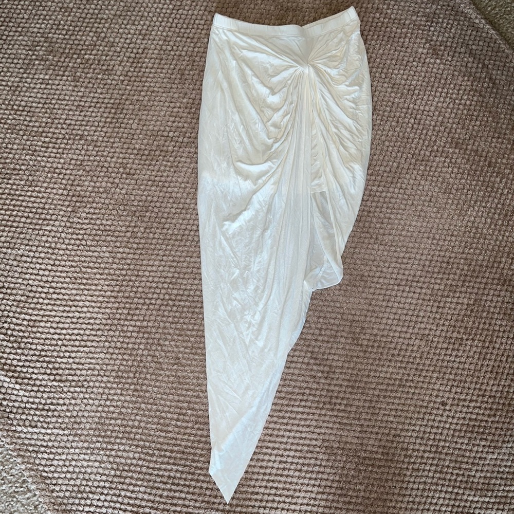 NWOT medium side knot tie cream colored skirt.